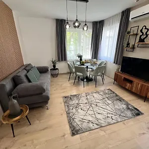 Maple Tree Budget בודפשט